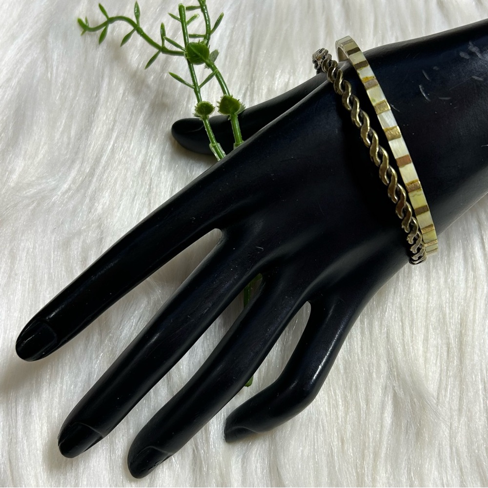 Vintage mother or pearl brass tone twisted Bangle bracelet (2pcs) - Picture 6 of 7